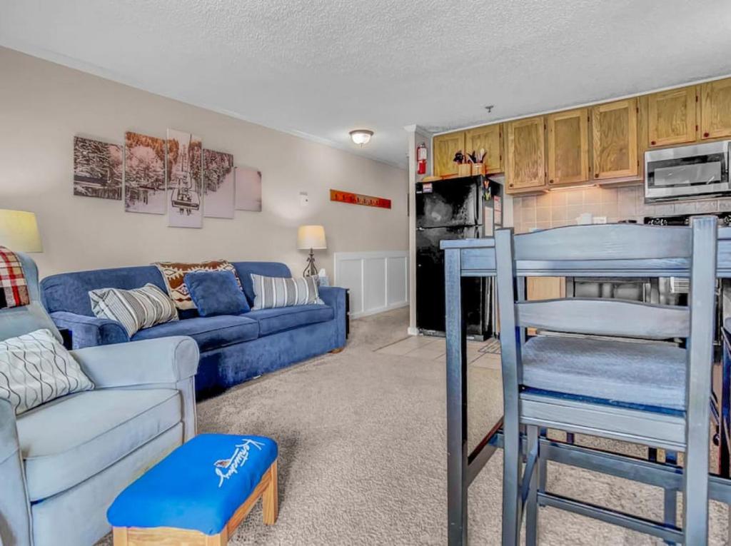 スノーシューにあるML115 Lovely Slope Side Getaway WiFi Parking Next To Villageのリビングルーム(青い家具、ソファ付)