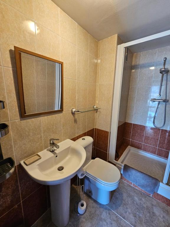 Koupelna v ubytování Appartement tout confort terrasse 21 m2 pleins sud wifi proche port aventura centre et plage 2 chambres 2 SDB piscine