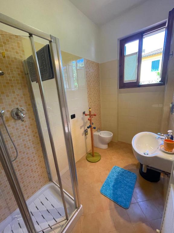 W łazience znajduje się prysznic, umywalka i toaleta. w obiekcie B&B Camelia w mieście Città di Castello