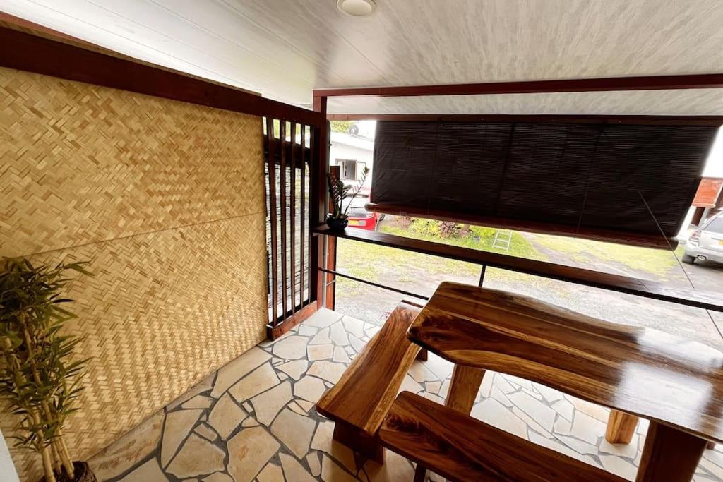 TV a/nebo společenská místnost v ubytování Tehei Beach House Wifi AC Beachfront Sunset