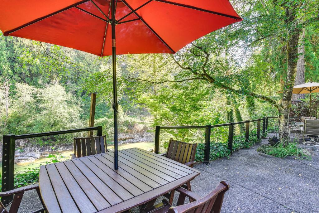 Κήπος έξω από το Riverfront Sandy Retreat, Fish and Kayak On-Site