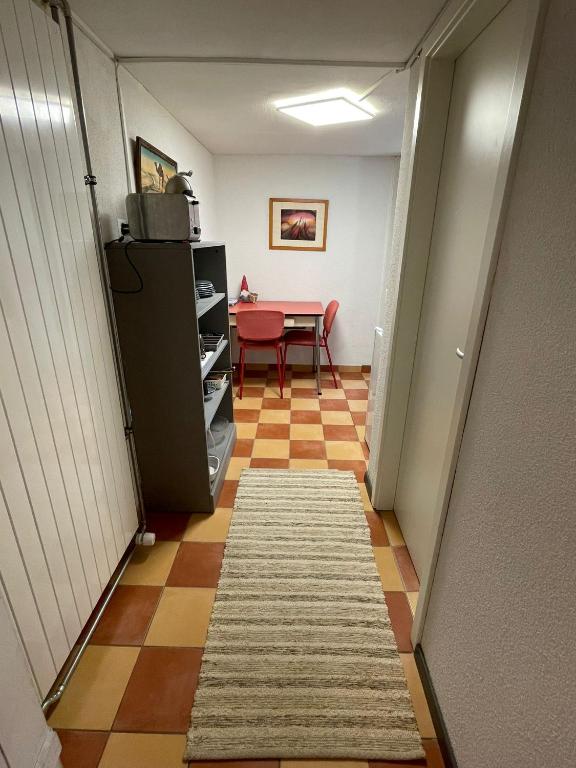 Fotografie z fotogalerie ubytování Appartement 1 pièce entresol 30 m2 proche du centre et bain thermal v destinaci Yverdon-les-Bains