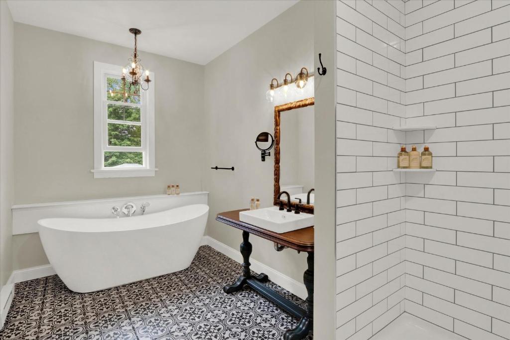 The South Mountain Inn - King Room With Spa Bath