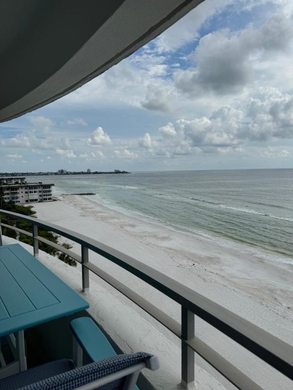 サラソタにあるWater Front Condo - Lido Beachのリゾートのバルコニーから眺めるビーチの景色