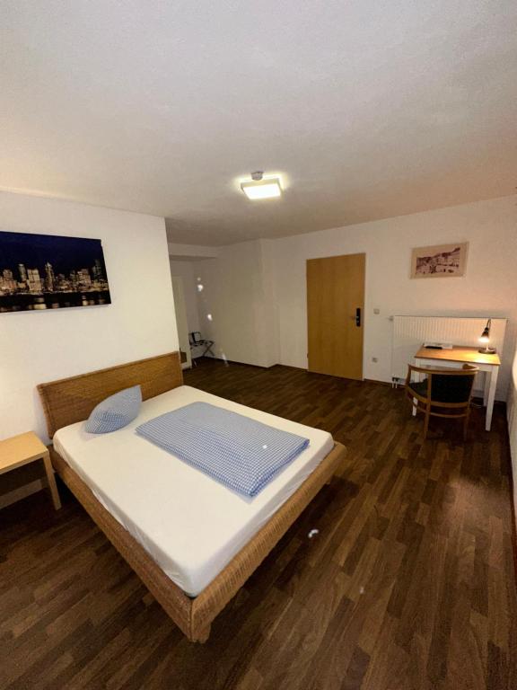 Postel nebo postele na pokoji v ubytování Hotel Zum Forst
