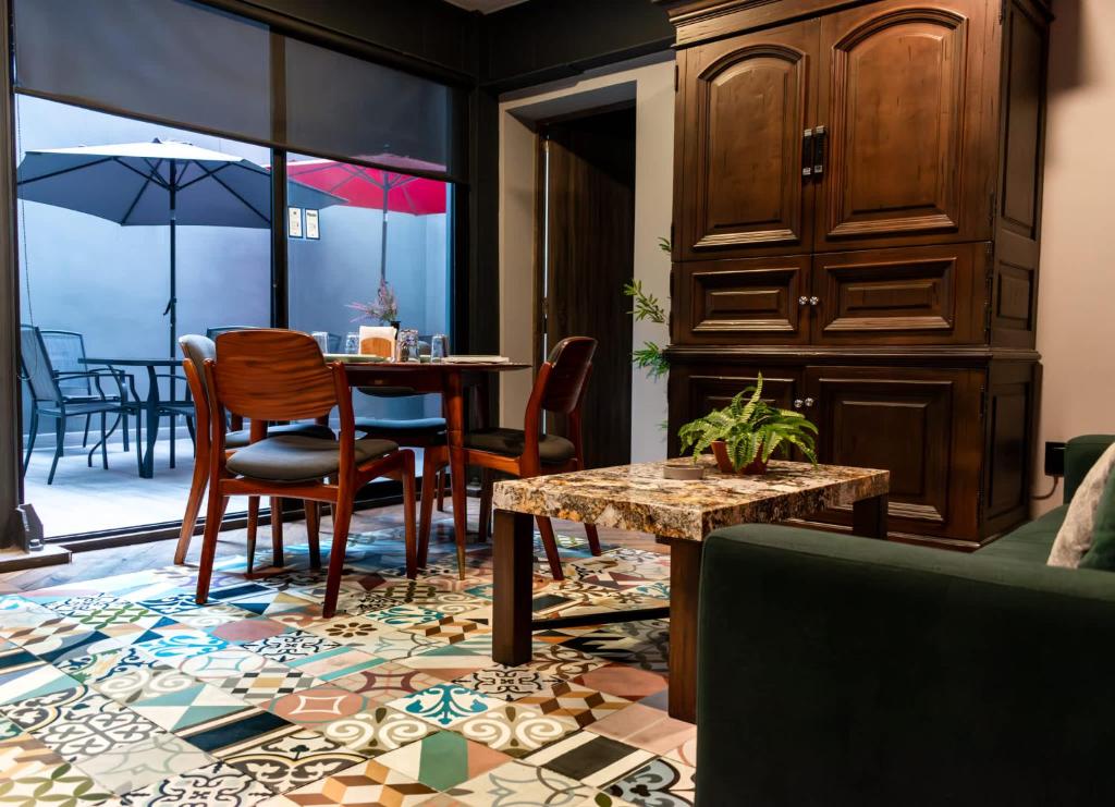 a living room with a table and chairs at Lujoso Depto con Espectacular terraza a unos pasos del Angel in Mexico City