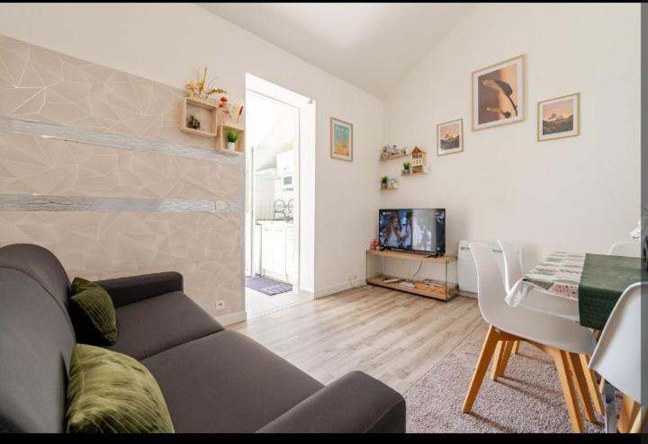 a living room with a couch and a table at Appartement 2pièces paris Disney in Vaires-sur-Marne