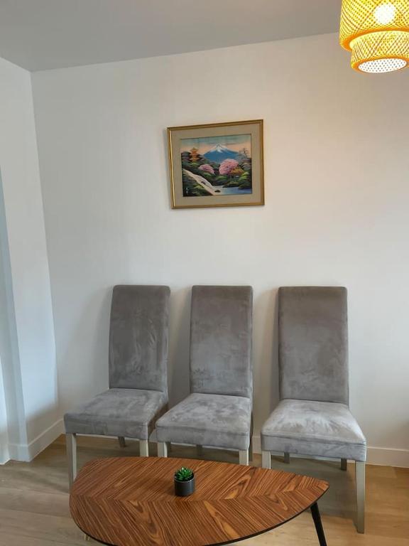 - deux chaises dans une salle d'attente avec une table basse dans l'établissement 5 persons apartment Montparnasse, à Paris