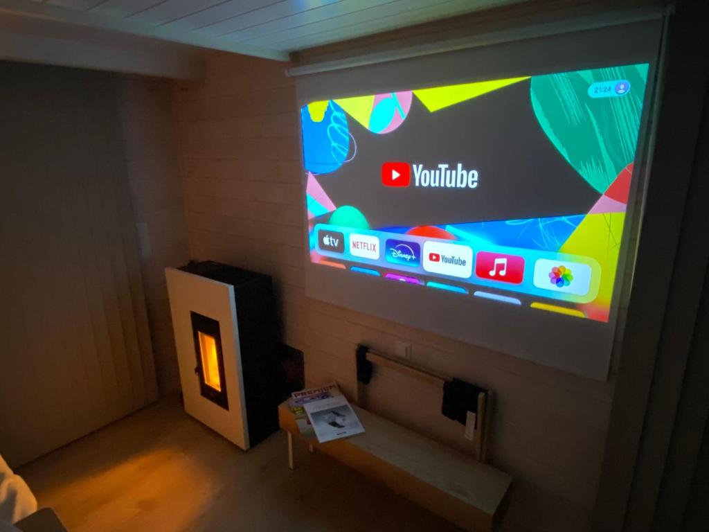 TV a/nebo společenská místnost v ubytování Tiny Cosy