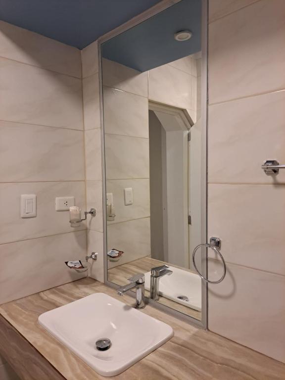 Verde Casino Benutzeroberfläche auf einem Desktop und Mobilgerät