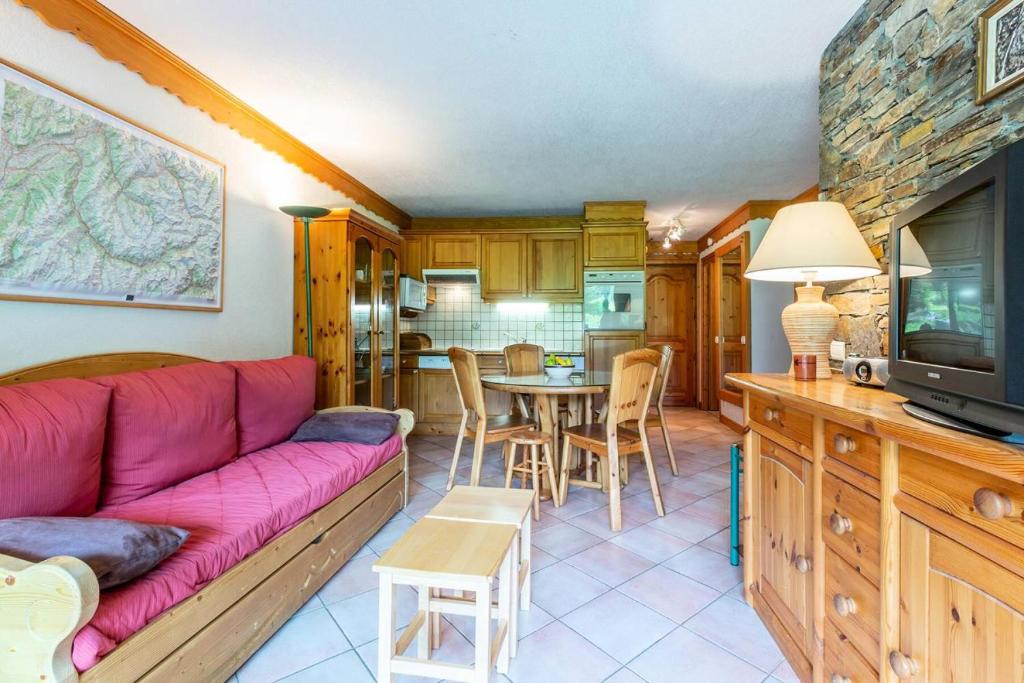 un salon avec un canapé rouge et une table dans l'établissement Résidence Alpages A - ALPAGES A4 MAE-4021, à Les Allues