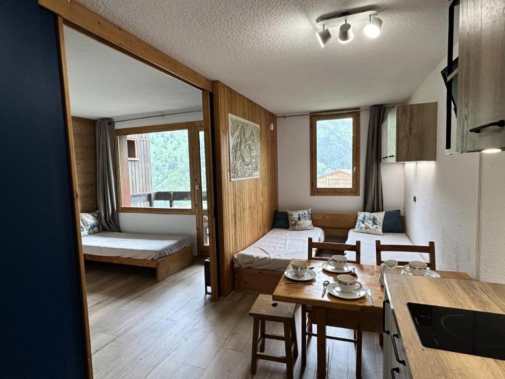 Cette petite chambre comprend une cuisine et une salle à manger. dans l'établissement Résidence Arc En Ciel - ARC EN CIEL L10<br /> MAE-4071, à Les Allues