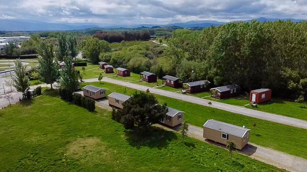 una vista aérea de una granja con casas y árboles en La Villa del Karting, en El Teso