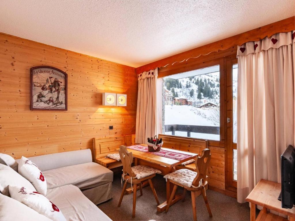 un salon avec un canapé et une table dans l'établissement Résidence Arc En Ciel - ARC EN CIEL H3 MAE-4311, à Les Allues