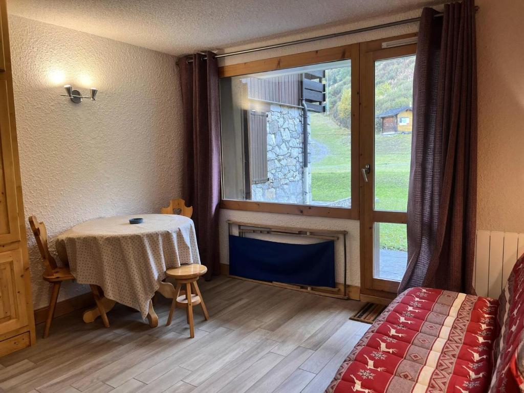 une pièce avec une table et une grande fenêtre dans l'établissement Résidence Gebroulaz - GEBROULAZ 01 MAE-4381, à Les Allues