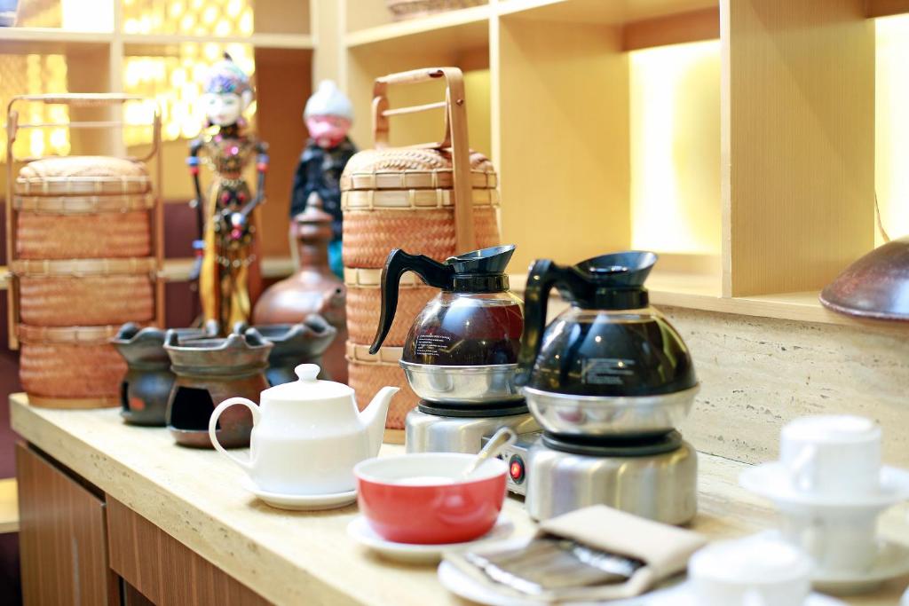 Set per la preparazione di tè e caffè presso All Sedayu Hotel Kelapa Gading