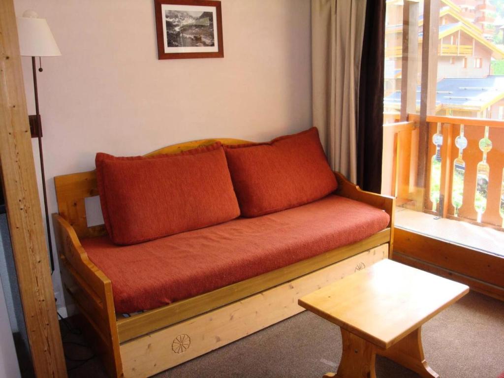 - un canapé dans une pièce avec fenêtre dans l'établissement Résidence Plan Du Lac - PLAN DU LAC 308 MAE-4421, à Les Allues