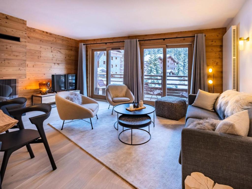 un salon avec un canapé, des chaises et une table dans l'établissement Chalets De Tueda - LES CHALETS DE TUEDA 3 MAE-9321, à Les Allues