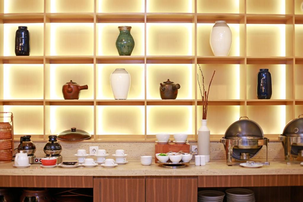 Set per la preparazione di tè e caffè presso All Sedayu Hotel Kelapa Gading