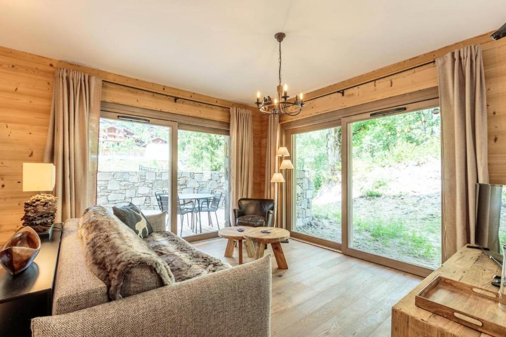 un salon avec un canapé et une table dans l'établissement Résidence Les Terrasses De La Vanoise - LES TERRASSES DE LA VANOISE C01 MAE-3531, à Champagny-en-Vanoise