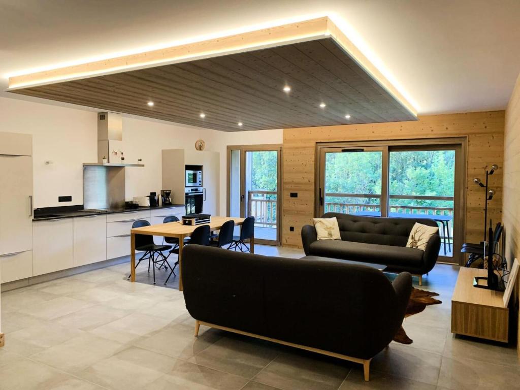 un salon avec un canapé et une table et une cuisine dans l'établissement Résidence Les Terrasses De La Vanoise - LES TERRASSES DE LA VANOISE B11 MAE-3641, à Champagny-en-Vanoise
