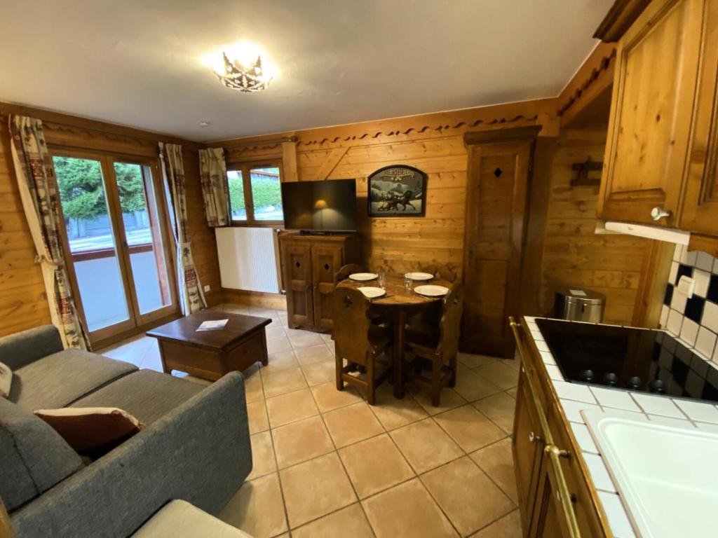 un salon avec un canapé et une table dans l'établissement Résidence Fermes De Meribel Bat B - Appartement 2 pièces 4 personnes à Méribel Village aux pieds des pistes et accès à la piscine chauffée MAE-8991, à Les Allues