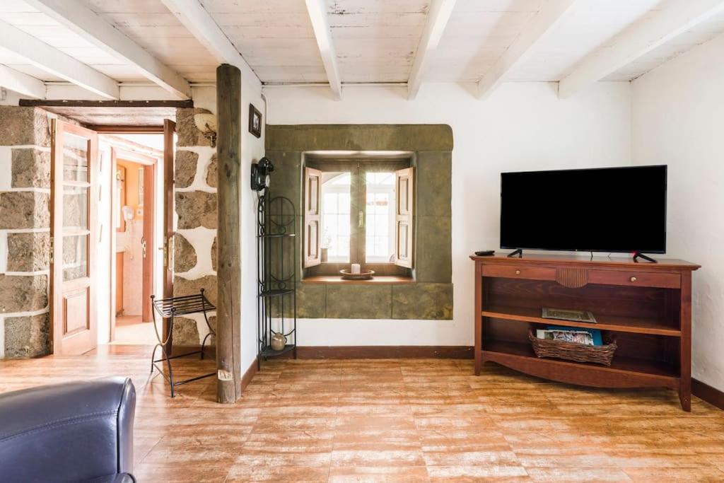 TV a/nebo společenská místnost v ubytování Los Matos, Canarian house in Valleseco