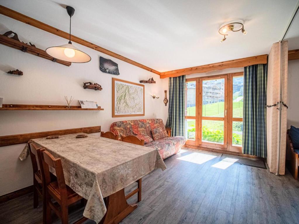 un salon avec une table et un canapé dans l'établissement Résidence Athamante G - ATHAMANTE 02 MAE-4771, à Valmorel