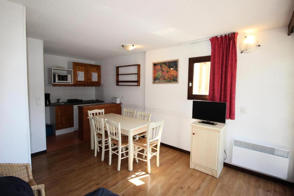 une cuisine et une salle à manger avec une table et des chaises dans l'établissement Résidence Les Balcons De La Vanoise - LES BALCONS DE LA VANOISE-BV407 MAE-9041, à Villarodin-Bourget