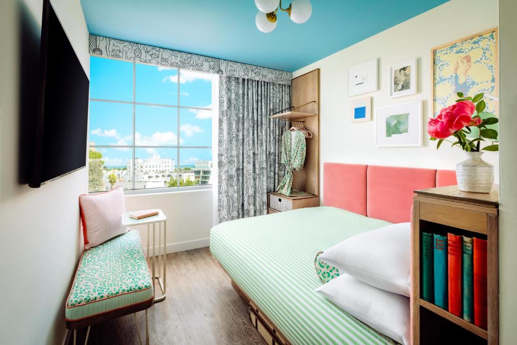 Postel nebo postele na pokoji v ubytování The Goodtime Hotel, Miami Beach a Tribute Portfolio Hotel