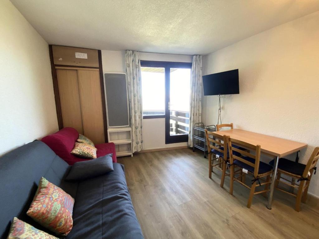 un salon avec un canapé et une table dans l'établissement Résidence Le Cairn - Agréable studio 4 vue vallée aux Orres 1650 MAE-9121, aux Orres