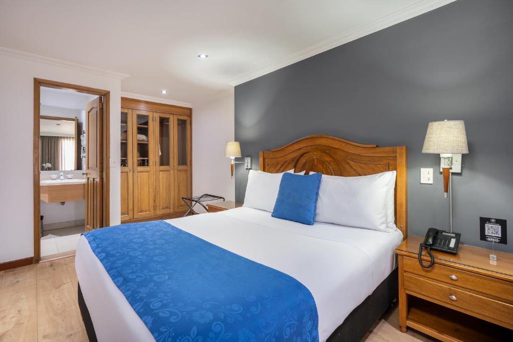 Postel nebo postele na pokoji v ubytování Hotel Egina Bogotá