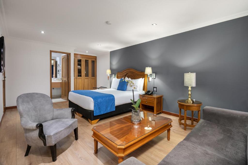 Postel nebo postele na pokoji v ubytování Hotel Egina Bogotá