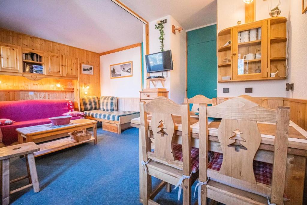 un salon avec un lit et un canapé dans l'établissement Résidence Bourgeon G - BOURGEON 09 MAE-6011, à Valmorel