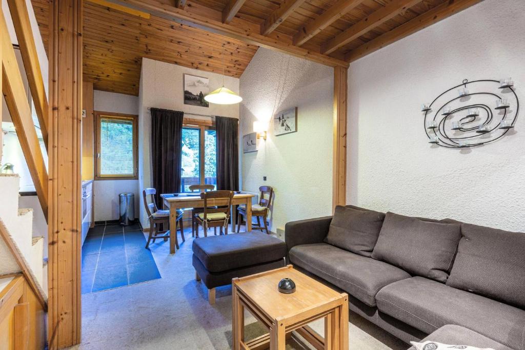 un salon avec un canapé et une table dans l'établissement Résidence Cheval Noir G - CHEVAL NOIR 45 MAE-6131, à Valmorel