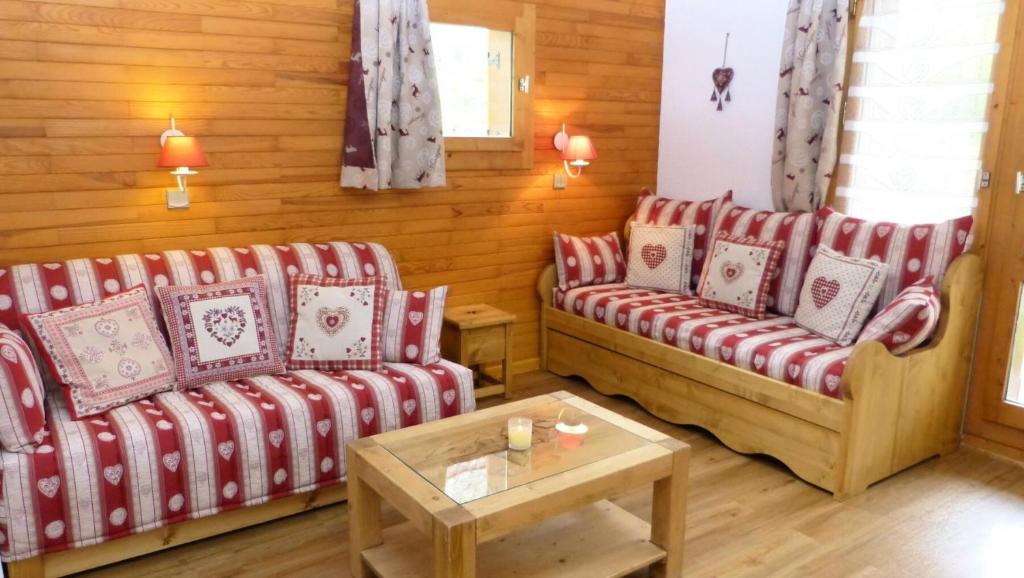 un salon avec deux canapés et une table basse dans l'établissement Résidence Lauziere Dessous G - LAUZIERE DESSOUS 12 MAE-6161, à Valmorel