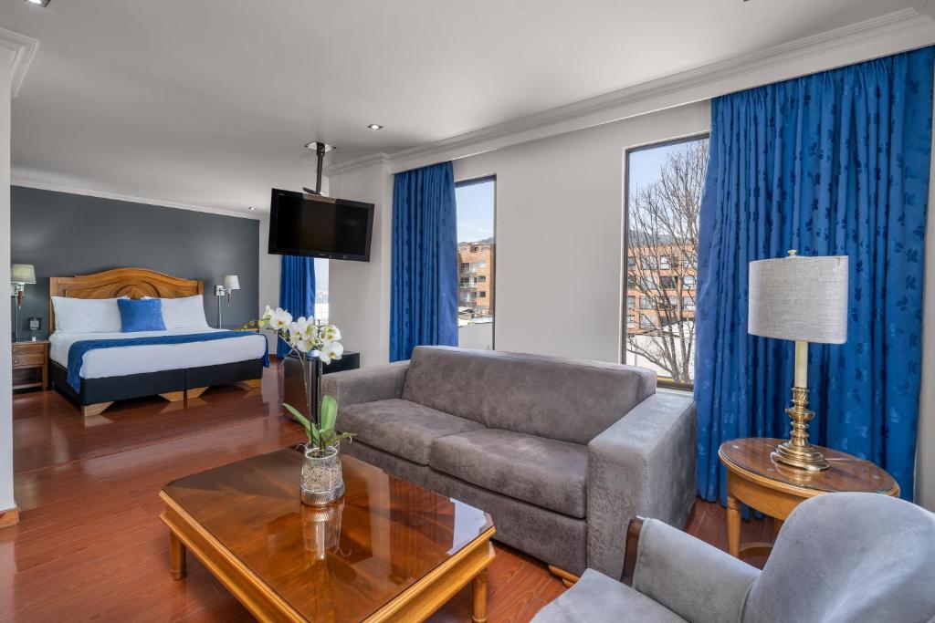 Postel nebo postele na pokoji v ubytování Hotel Egina Bogotá
