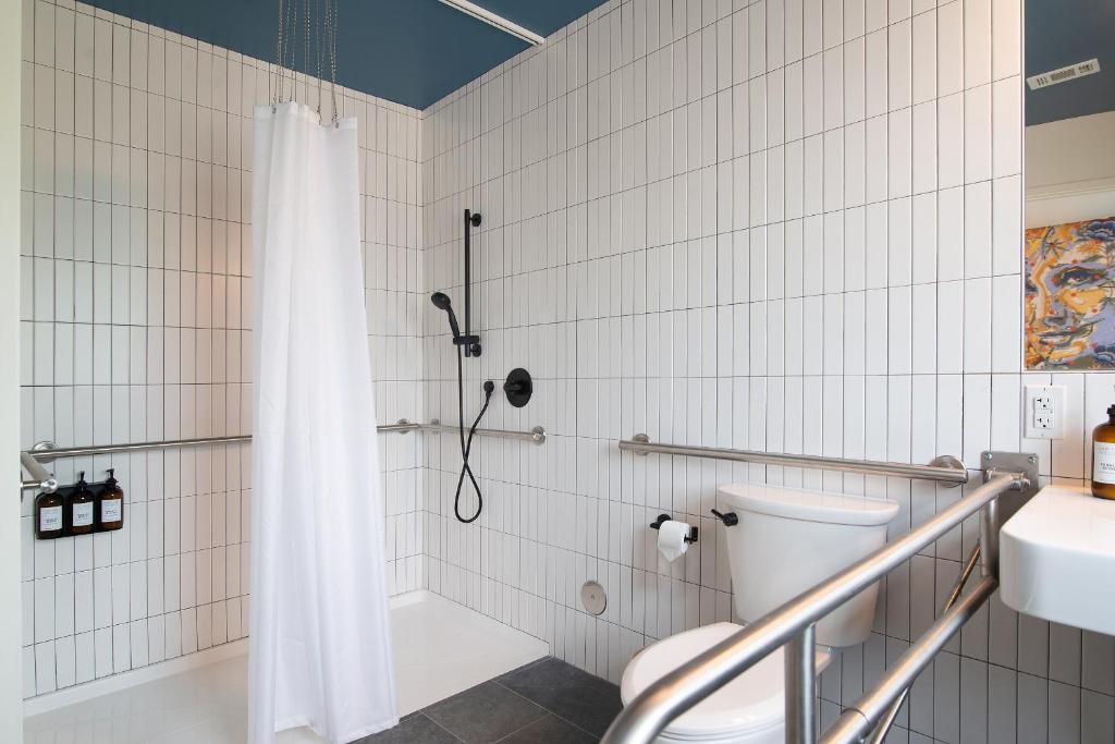 Um banheiro em Talbot Commons Hotel