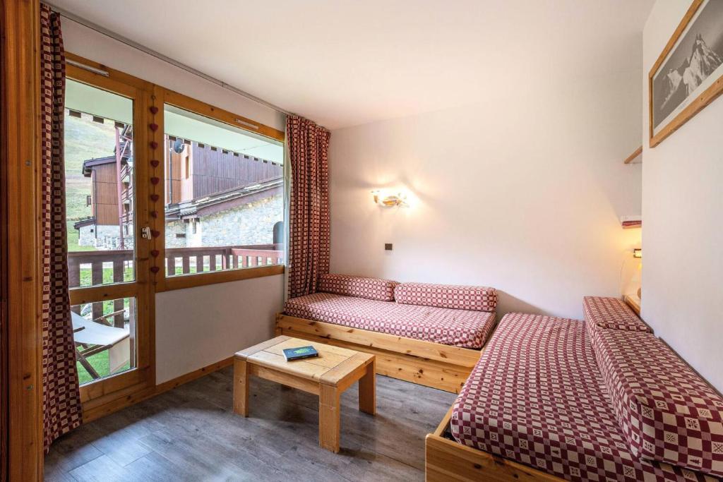 Cette petite chambre comprend deux lits et un balcon. dans l'établissement Résidence Roche Combe G - ROCHE COMBE 14 MAE-6451, à Valmorel