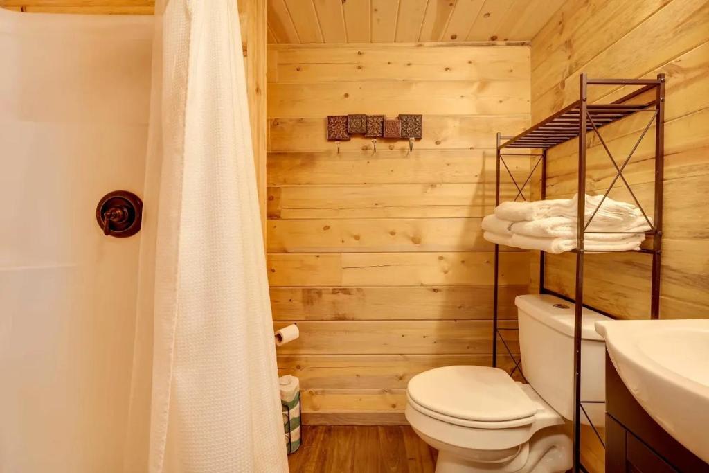 Koupelna v ubytování Indian Point Cabin 2 near SDC, Branson, and Table Rock Lake