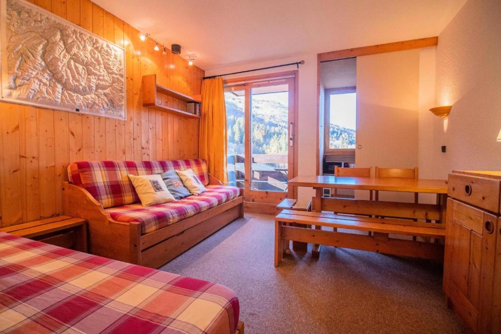 un salon avec un canapé et une table dans l'établissement Résidence Orgentil G - ORGENTIL 50 MAE-6491, à Valmorel