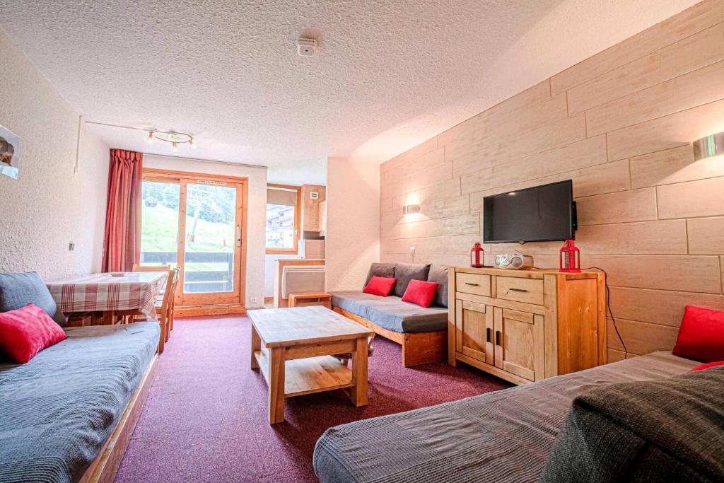 un salon avec un canapé et une télévision dans l'établissement Résidence Pierrafort G - PIERRAFORT 23 MAE-6551, à Valmorel