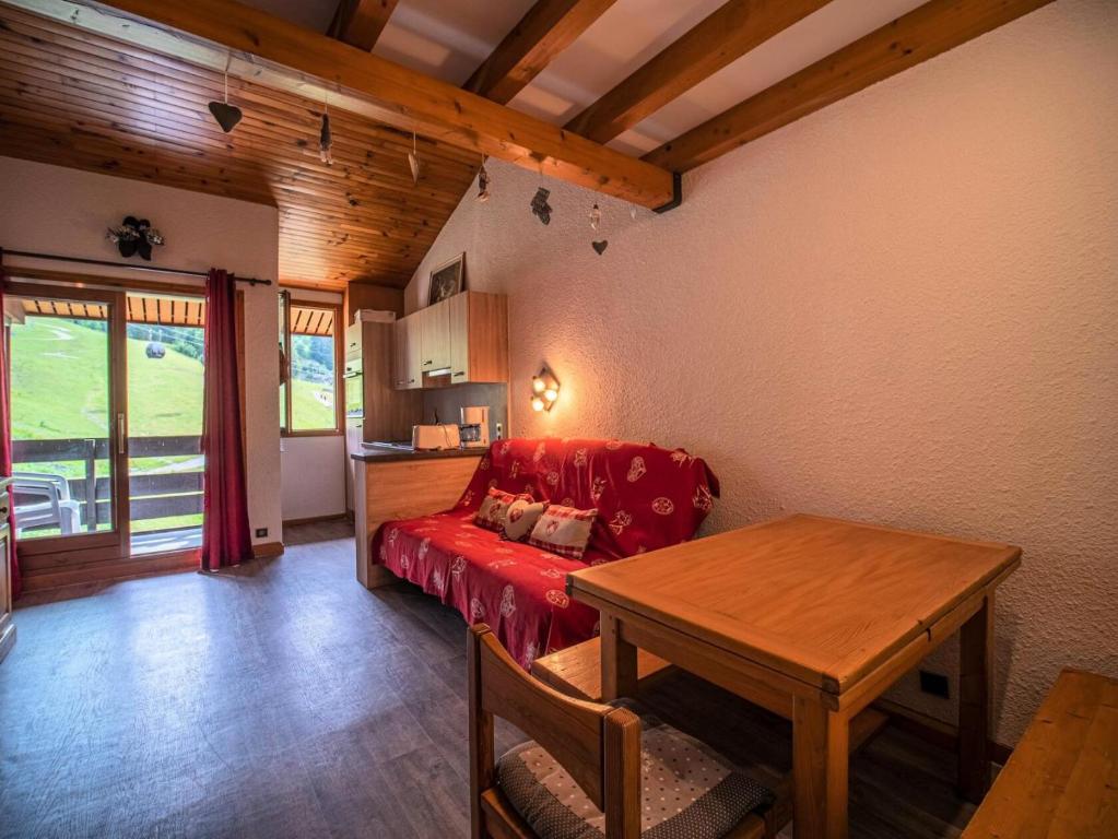 un salon avec un canapé rouge et une table dans l'établissement Résidence Pierrafort G - PIERRAFORT 48 MAE-6591, à Valmorel