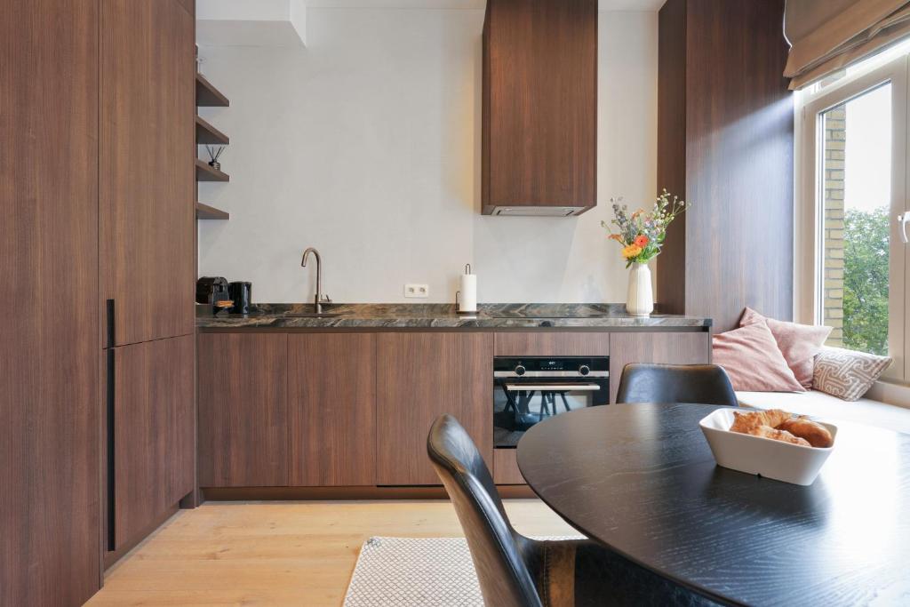 Eldhús eða eldhúskrókur á Classy 1BR Apartment Overlooking a Beautiful Park