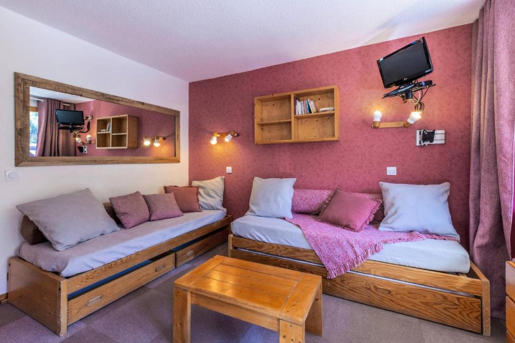 - un salon avec 2 lits et un miroir dans l'établissement Résidence Roche Combe G - ROCHE COMBE 15 MAE-6621, à Valmorel
