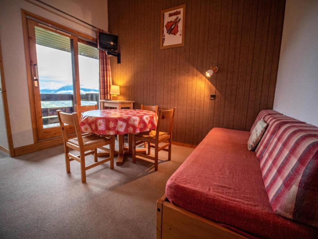 une pièce avec une table, des chaises et un lit dans l'établissement Résidence Orgentil G - ORGENTIL 24 MAE-6611, à Valmorel