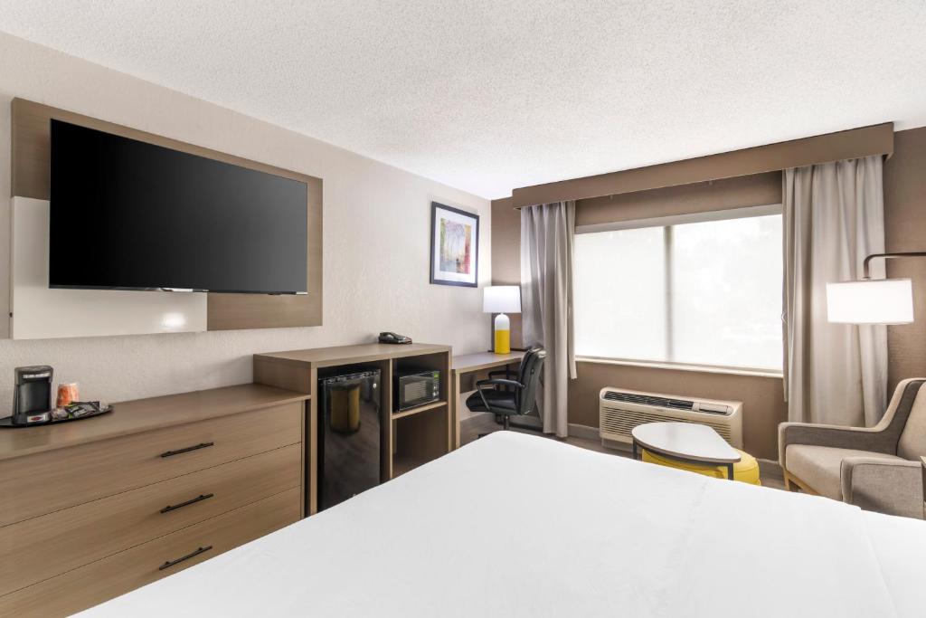 Comfort Inn Alpharetta-Atlanta North - King Room - Mobility Accesible/no Fumar