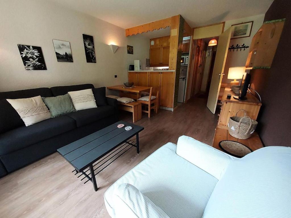 un salon avec un canapé et une table dans l'établissement Résidence Cheval Noir G - CHEVAL NOIR 23 MAE-6791, à Valmorel