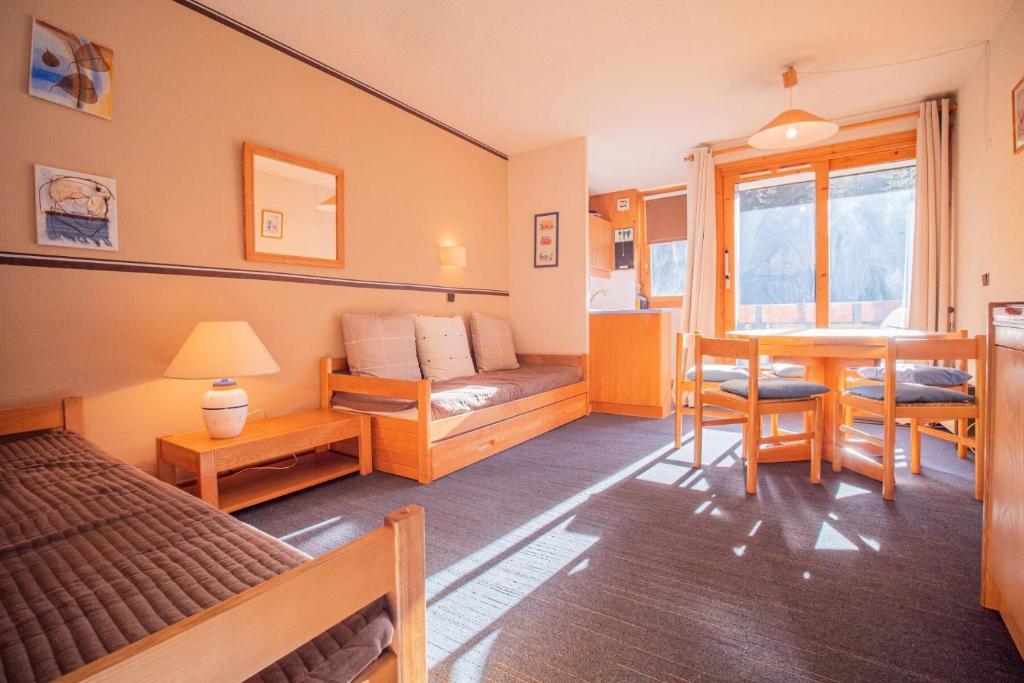 une chambre avec un lit, une table et un canapé dans l'établissement Résidence Cheval Noir G - CHEVAL NOIR 24 MAE-6821, à Valmorel