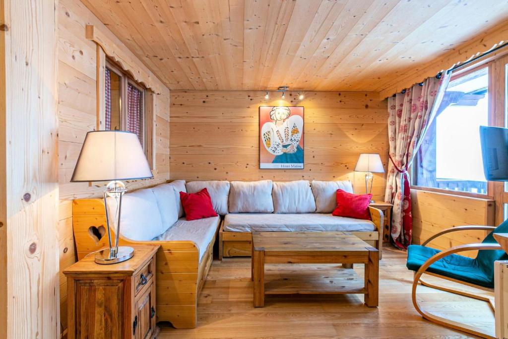 un salon avec un canapé et une table dans l'établissement Résidence Jardins D'hiver G - JARDINS D'HIVER 10 MAE-6801, à Valmorel